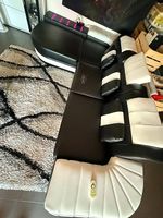 Schwarz- Weißes Sofa mit LED-Beleuchtung