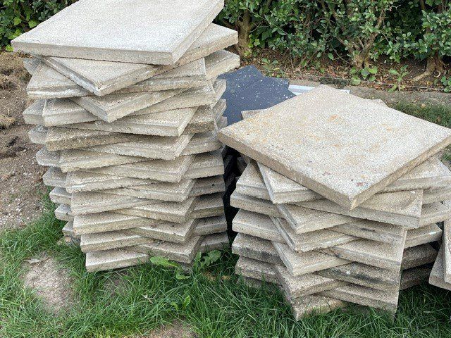 Rivestimenti per pavimenti: Gartenplatten Beton grau 50x50cm – Usato da Siebnen venduto da Kochfamilie