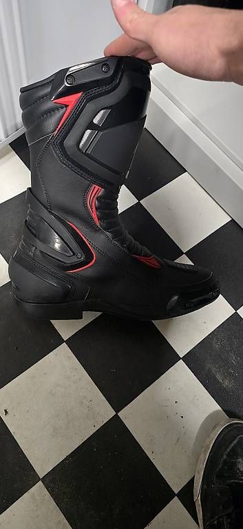 Herrenschuhe: Motorradstiefel Schwarz Rot – Gebraucht aus Boswil von MW1919 1