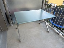Balkontisch / Gartentisch mit Glasplatte