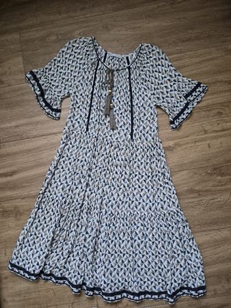 Schönes Kleid der Marke Nile mit Unterrock Grösse XS