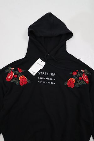 Felpa nera con rose ricamate - Streetwear autunnale!