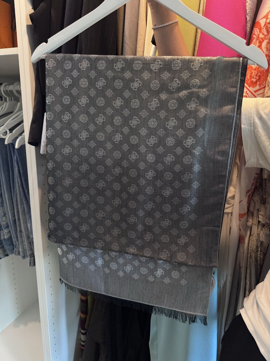 Guess Foulard & Sciarpe: Guess, foulard  – Nuovo (secondo la descrizione) da La Plaine venduto da sof_b7c6