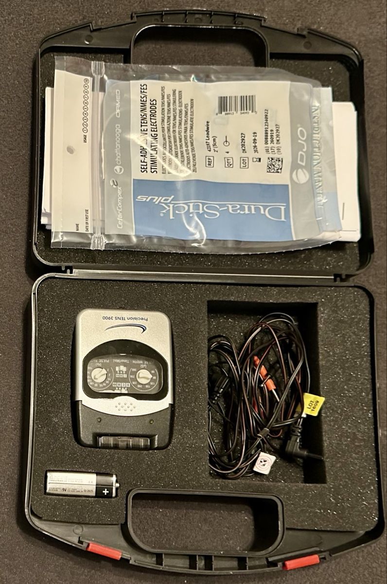 Attrezzature mediche: Appareil électro-stimulation TENS avec électrodes et câbles – Nuovo (secondo la descrizione) da Courrendlin venduto da deb_7jxd