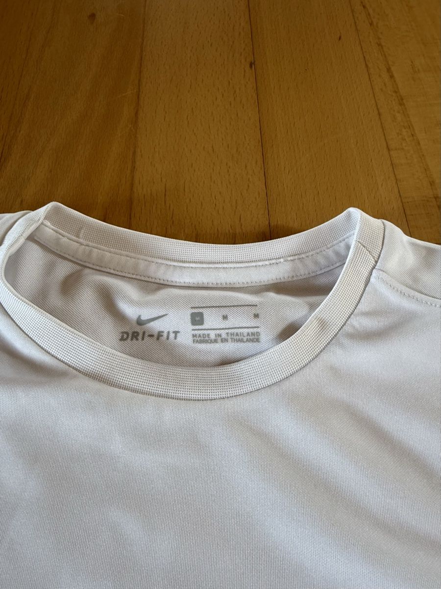 Nike Canottiere & Pantaloni: T-Shirt de sport Nike – Nuovo (secondo la descrizione) da Fontainemelon venduto da erin.blm 2