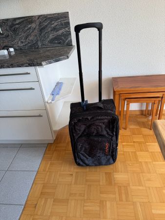 Koffer schwarz mit Rollen Marke Dakine guter Zustand