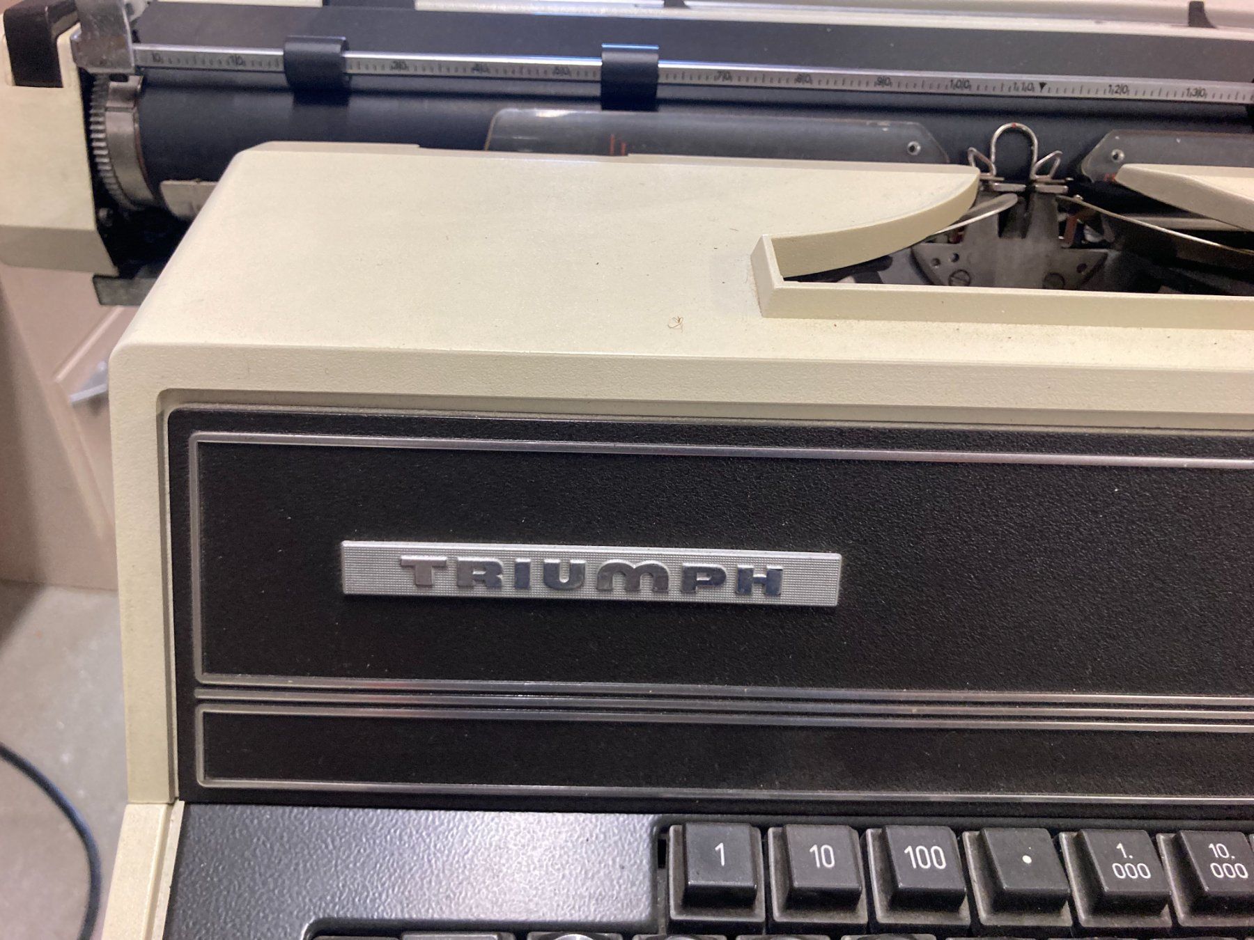 Triumph Macchine da scrivere: Machine à écrire électrique – Usato da Charmey (Gruyère) venduto da nic168 1