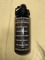 2L Trinkflasche mit Trinkhalm & Zeitmarkierungen 
