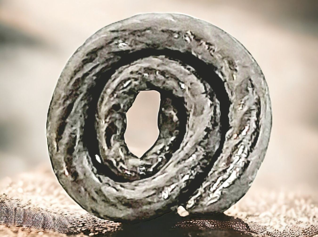 Boucles d'oreille: Handgefertigter Statement - Single-Ohrstecker aus Stahl – Neuf avec emballage d'origine à Aarau par Schmuckhoehle_MD