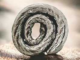Handgefertigter Statement - Single-Ohrstecker aus Stahl