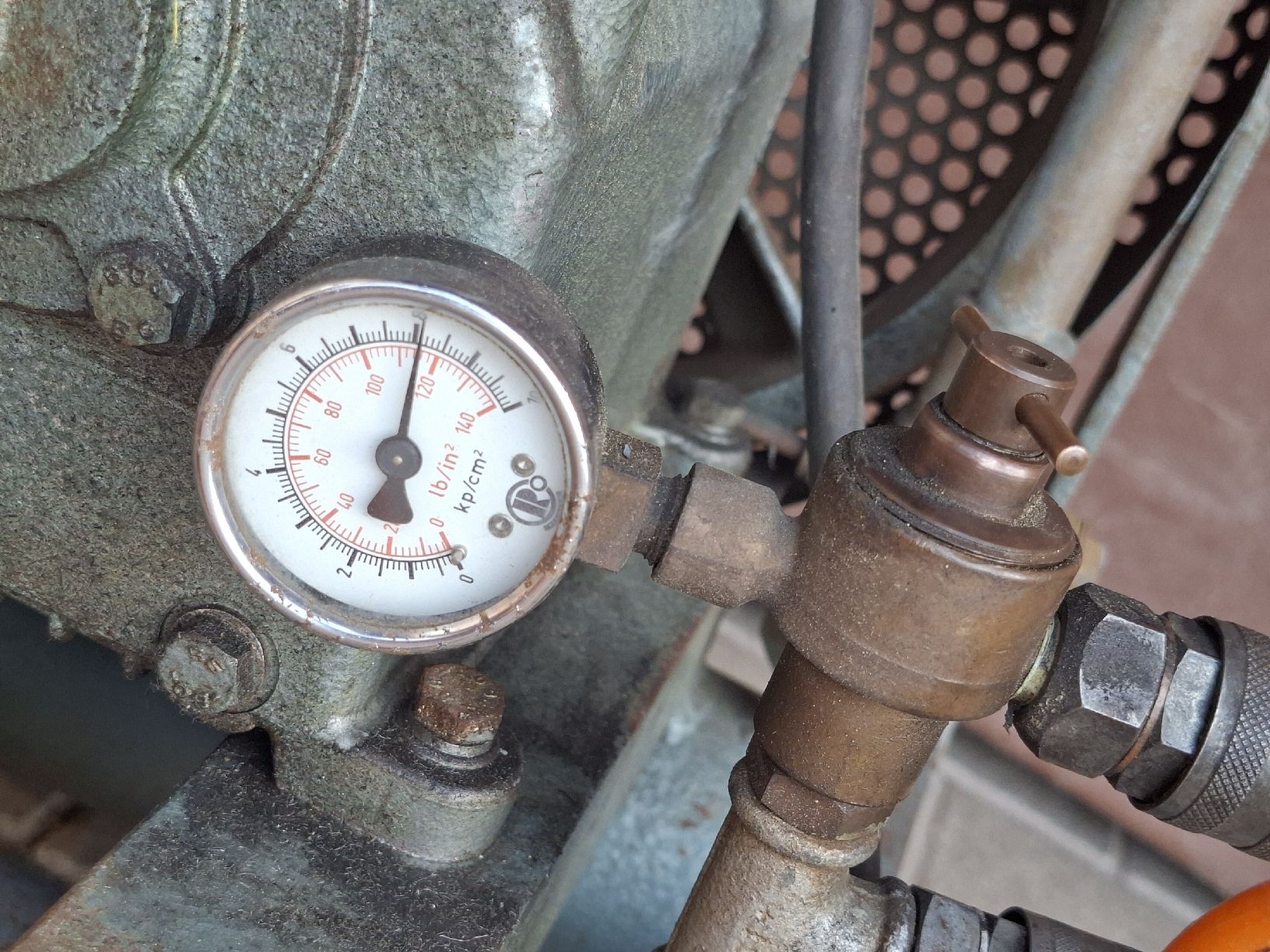 Compressori: Luftkompressor Völkart mit doppelt Kessel  – Usato da Niederuzwil venduto da peter. 5