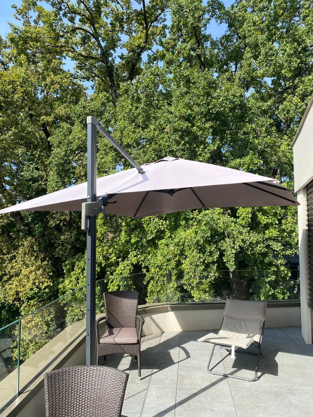 Ombrelloni: 2 Parasols diamètre 280 cm – Usato da Vandoeuvres venduto da bob.patarass