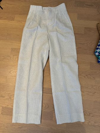 Bund Faltenhose in weiss, schwarzen Nadelstreifen von Rossi