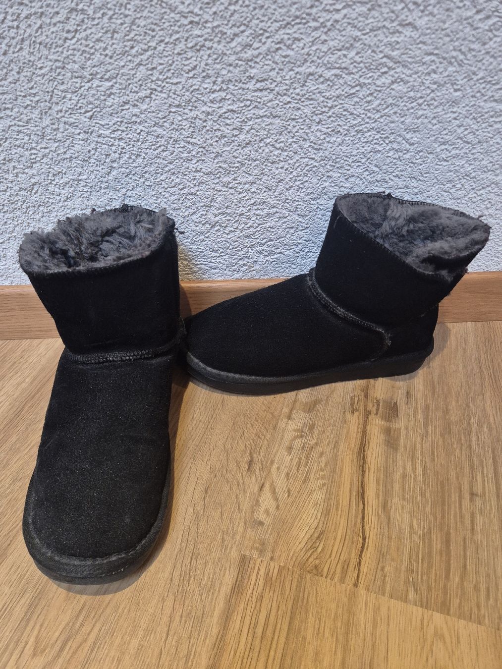 Scarpe da donna: Blue Motio Lammfell Ugg Style schwarz Gr 37 – Usato da St. Gallen venduto da ali_tms5