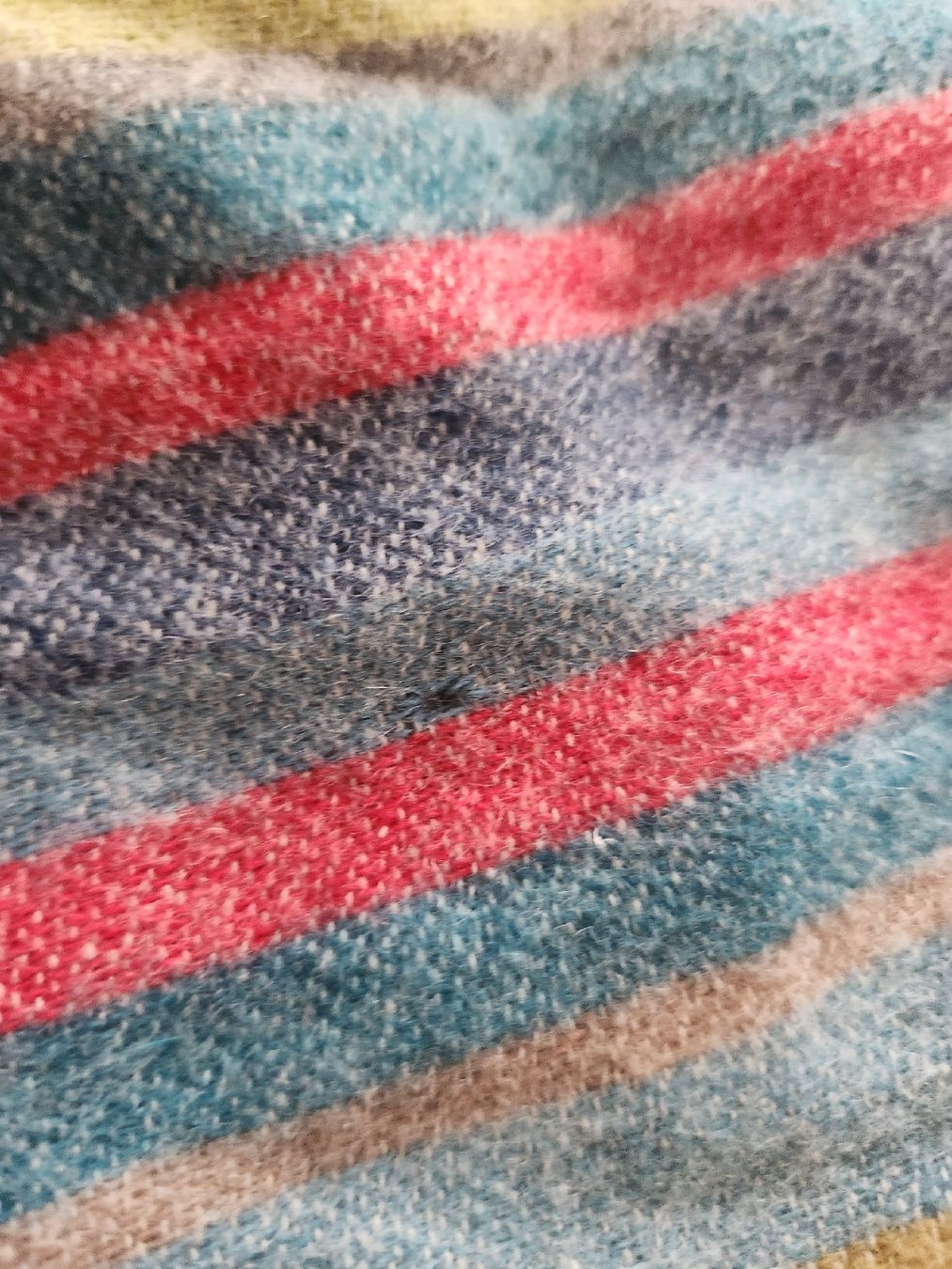 Hugo Boss Foulards, Tücher & Schals: Écharpe BOSS Hugo Boss rayée cachemire 100%  – Gebraucht aus Niedergösgen von Eva2410 7