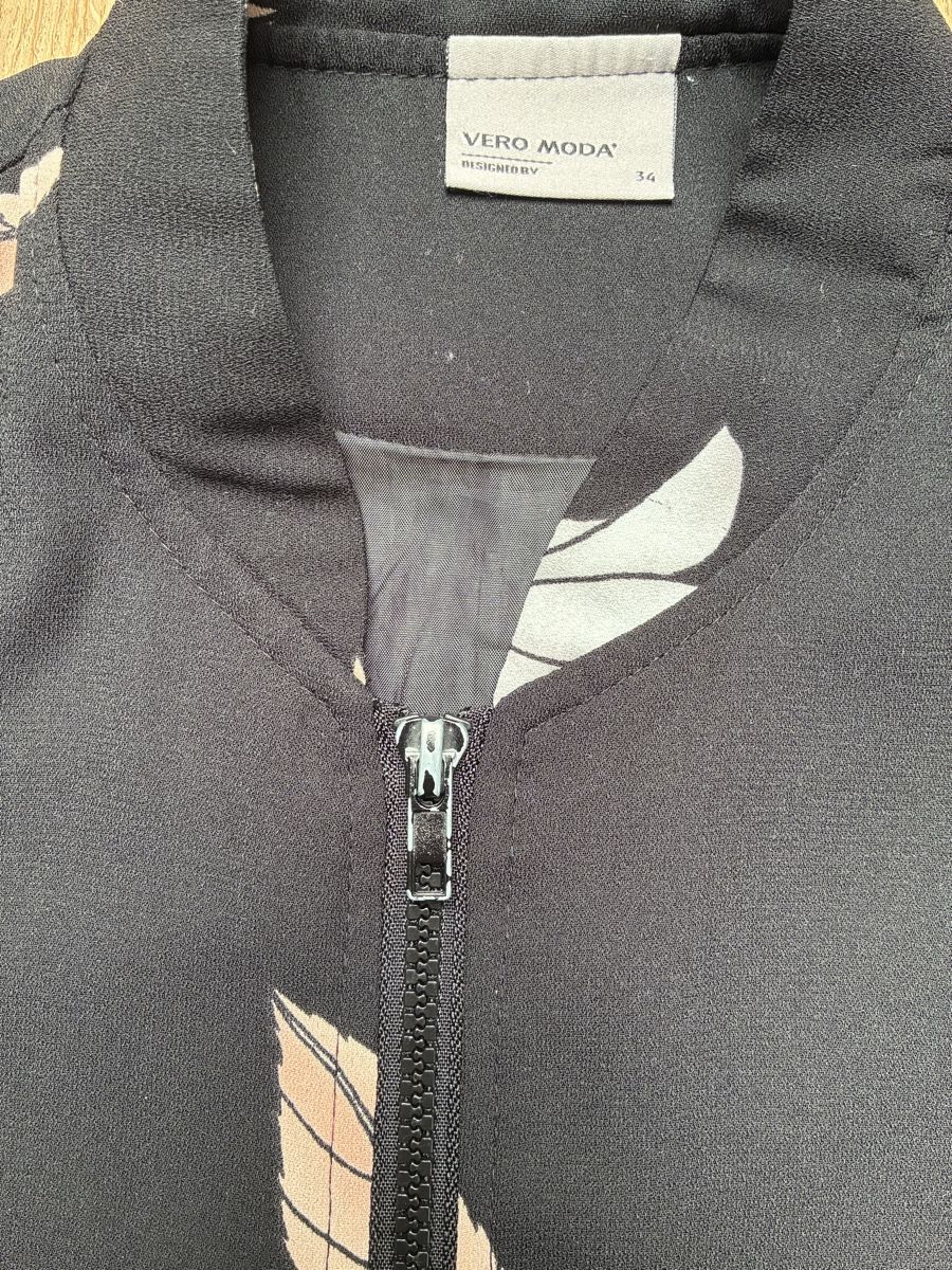 Vero Moda Jacken: Bomberjacke von Vero Moda Grösse 34 – Gebraucht aus Witterswil von Livee 2