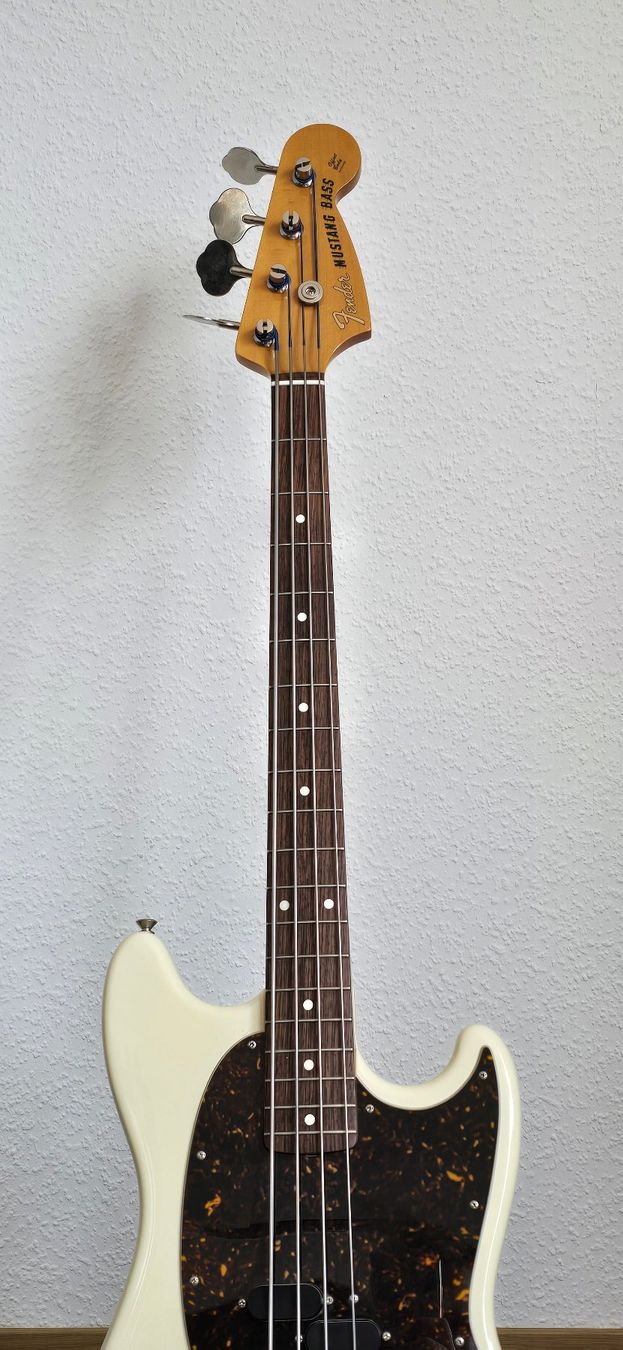 Fender Musikinstrumente: Fender 2008 Mustang Bass MIJ – Gebraucht aus Meilen von Roobiedoobie 2
