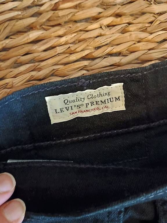 Levi's Jeans: Schwarze Jeans von Levi's W34 L32 – Usato da Zürich venduto da Melianea 1