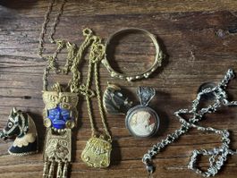 Bijoux vintages chics : colliers, broches et plus!
