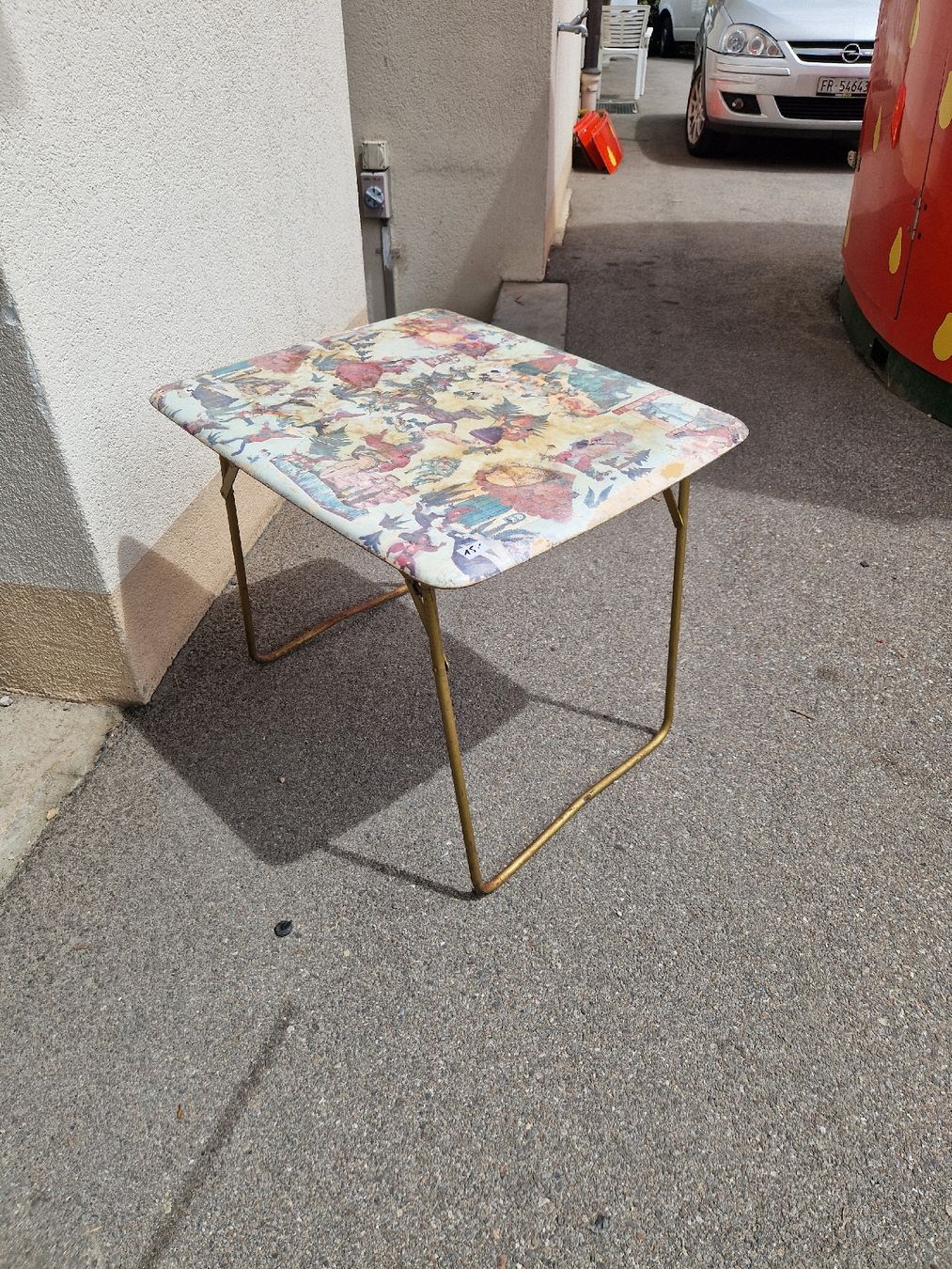 Tavoli: Klapp-Tischchen mit buntem Muster, Vintage Beistelltisch – Usato da Mörigen venduto da Clio111