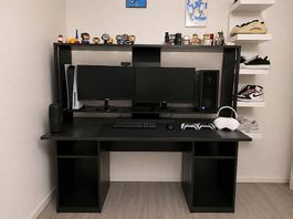 Bureau gaming noir avec étagères  Bon état
