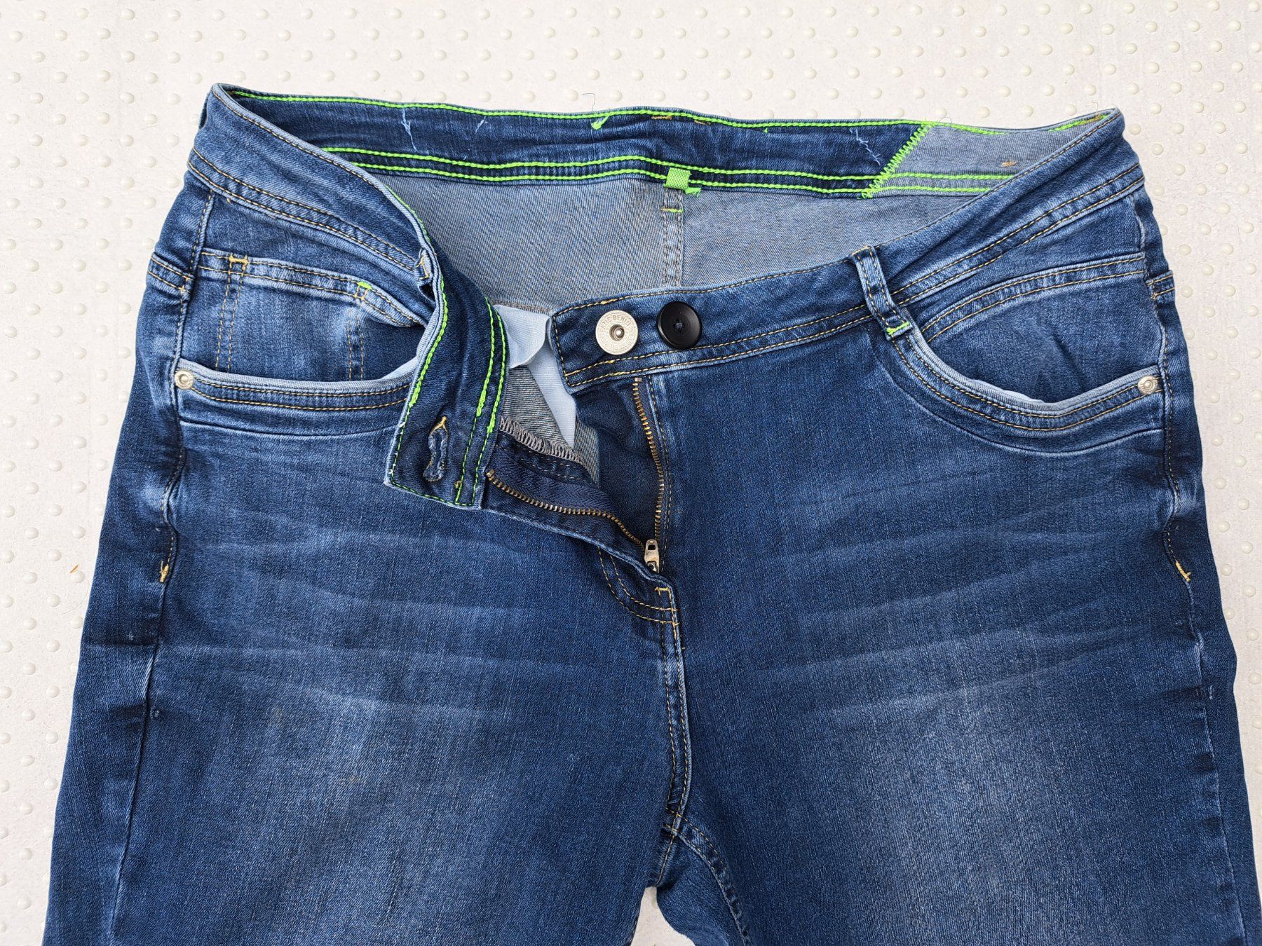 Cecil Jeans: Dunkelblaue Damen Jeans CECIL, Grösse 38/30 – Usato da Gysenstein venduto da joshuas81 1