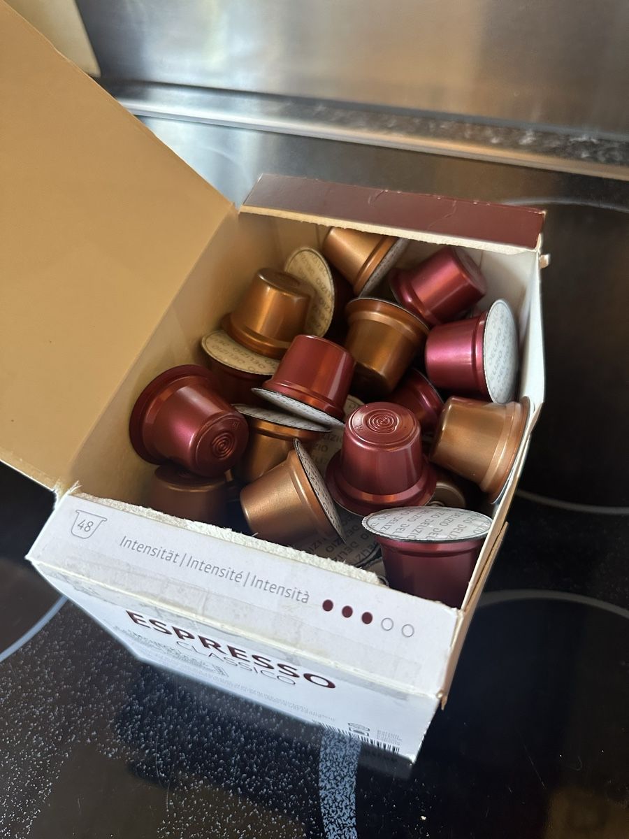 Delizio Macchine per caffè & Macchine per espresso: Delizio UNA Automatic mit über 100 Kapseln + Entkalker – Usato da Bern venduto da looas 5