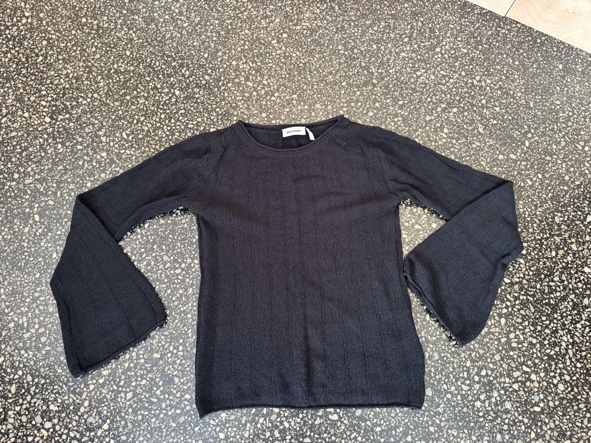 Weekday Blusen: Weekday black long sleeve top size small – Gebraucht aus Zürich von gva_r9gs