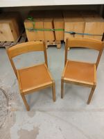 2 HORGEN GLARUS HOLZSTÜHLE MIT LEDERSITZFLÄCHE