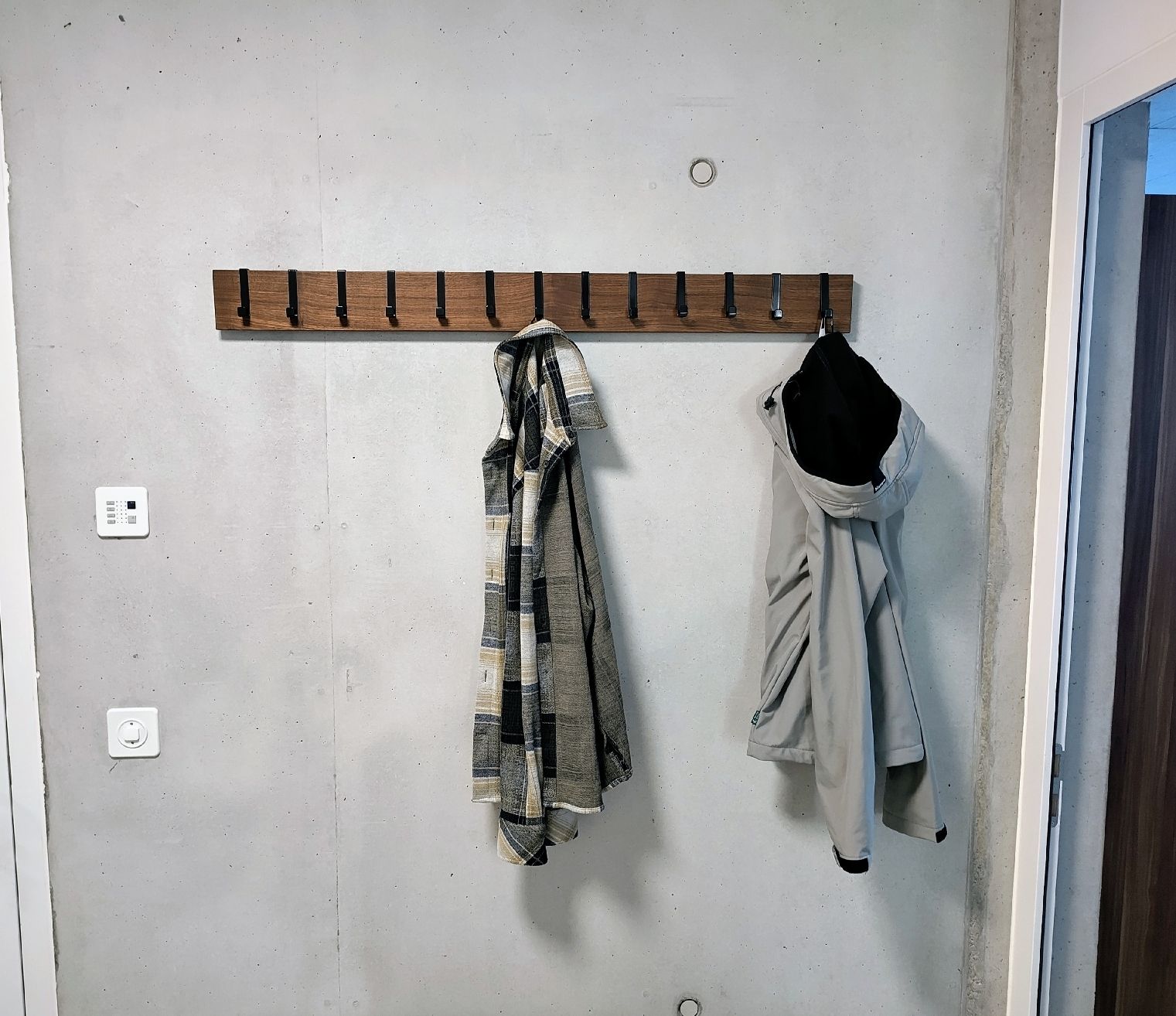 Porte manteau: Wandgarderobe aus Nussbaumholz – D'occasion à Thun par The_Sixx 1