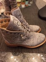 Damen Schnürstiefel grau mit Nieten und Totenkopf Details