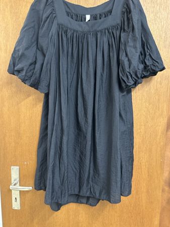 Kleid schwarz Puffärmel Grösse S guter Zustand