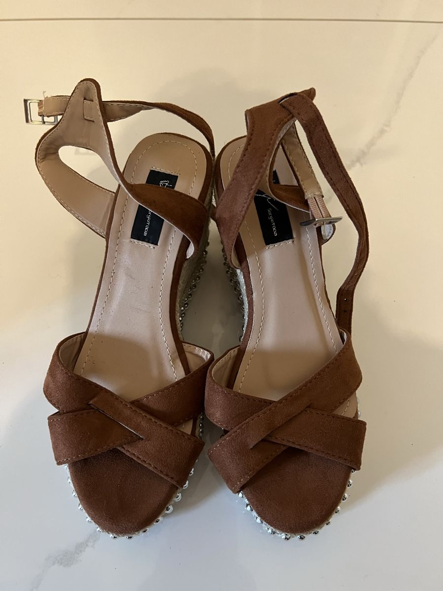 Damenschuhe: Zeppe marroni con borchie – Gebraucht aus Sonvico von gborella