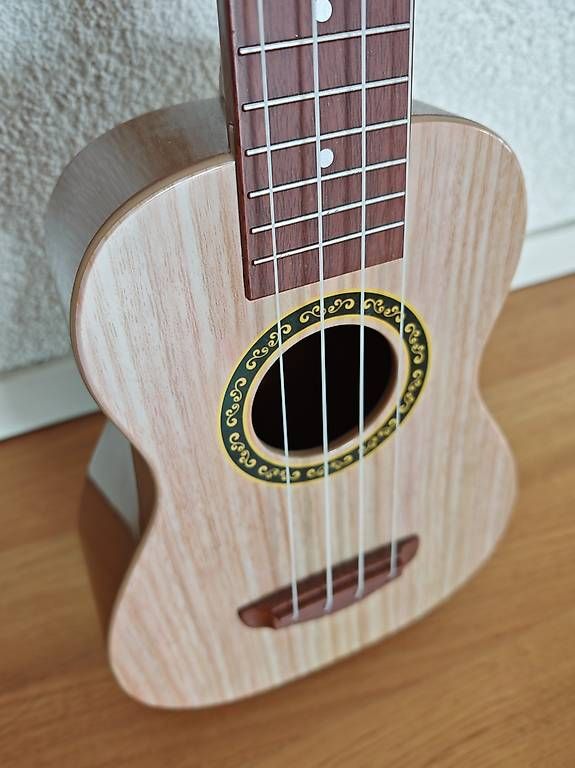 Giocattoli: Ukulele Rockstar Junior – Usato da Holderbank AG venduto da Mr_flamme 2