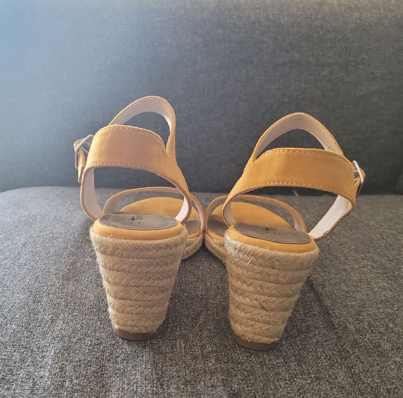 Tamaris Scarpe da donna: Tamaris Keilsandalen Ockerfarbe – Usato da Schmerikon venduto da 7855 2