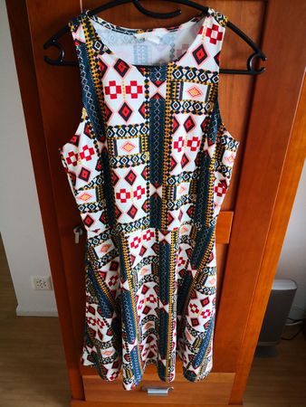 Kleid von H&M mit farbigem Muster, Gr. M