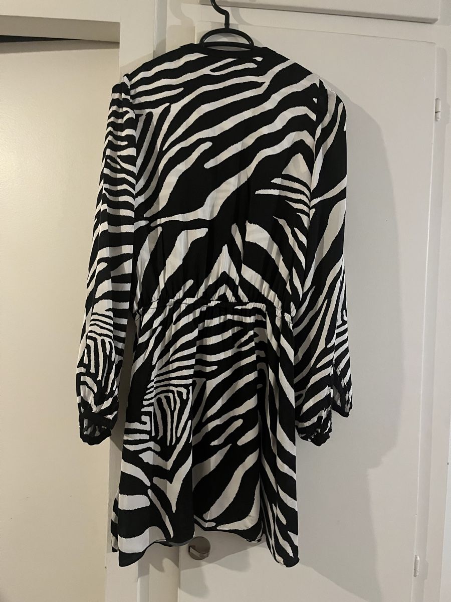 Kleider: The KOOPLES Robe imprimé zèbre taille S  – Gebraucht aus Genève von car_2n8m 1