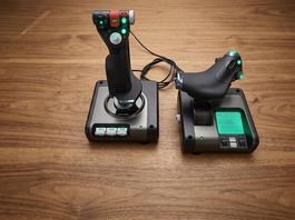 Logitech/Saitek X52 Pro HOTAS (Joystick + Schubregler)