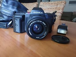 Yashica 200-AF Spiegelreflexkamera mit Tasche und Blitz