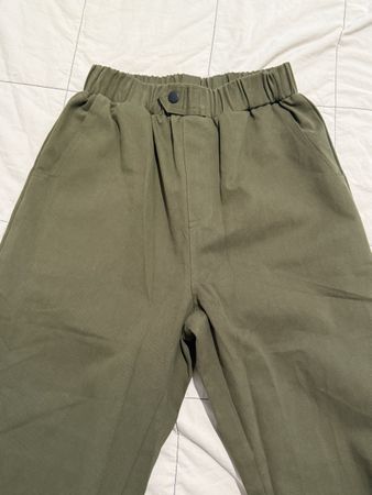 Joli pantalon coupe carotte kaki 