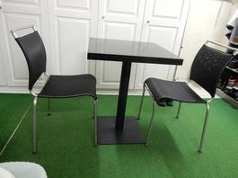 Tisch mit zwei Stühlen
