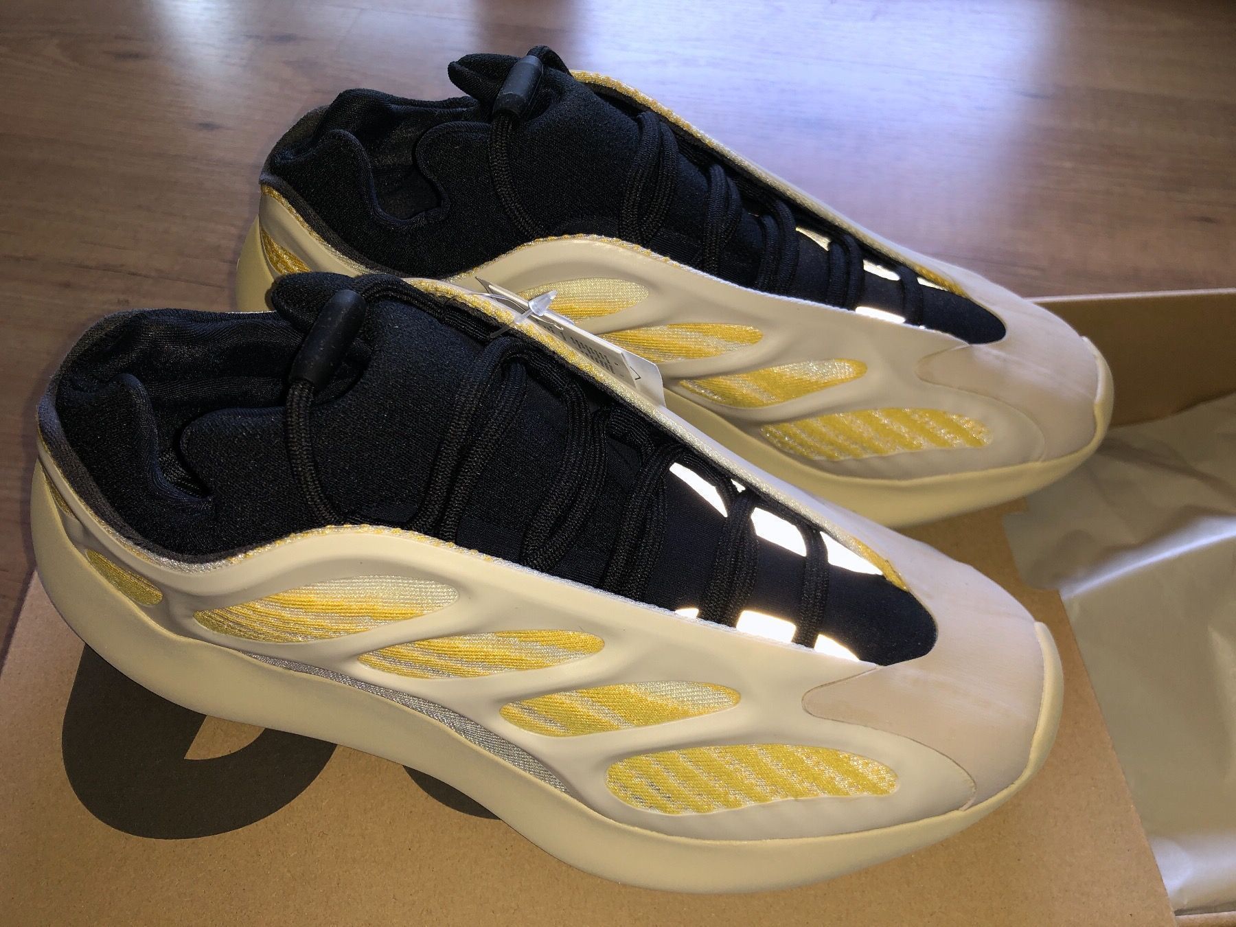 Adidas Scarpe da uomo: Yeezy 700 Safflower – Nuovo e nell'imballaggio originale da Walkringen venduto da buetzu08 2