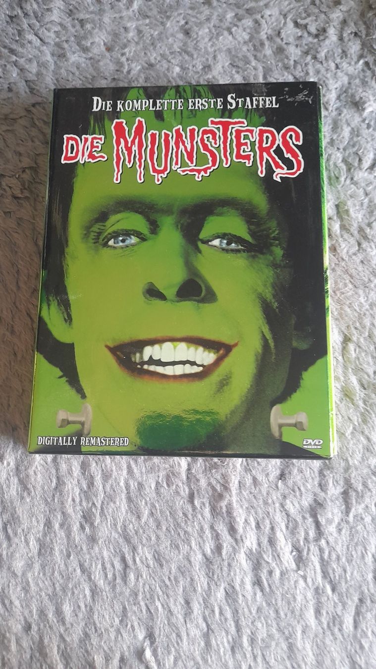 Tutti i DVDs: DIE MUNSTERS  DIE KOMPLETTE ERSTE STAFFEL    DVD – Usato da Wetzikon ZH venduto da Ramones01