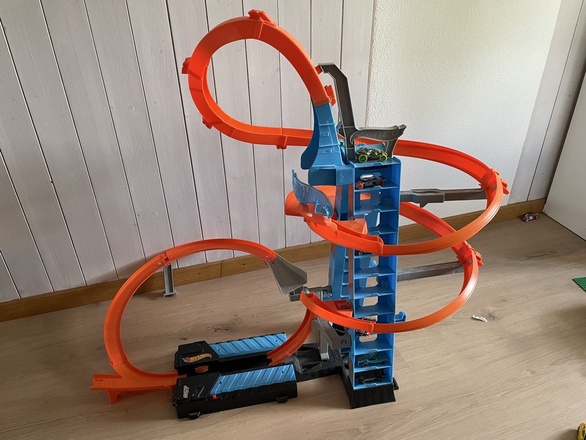 Hot Wheels Giocattoli: hot wheels sky crash tower + einige Autos dazu – Usato da Cham venduto da Angela1987