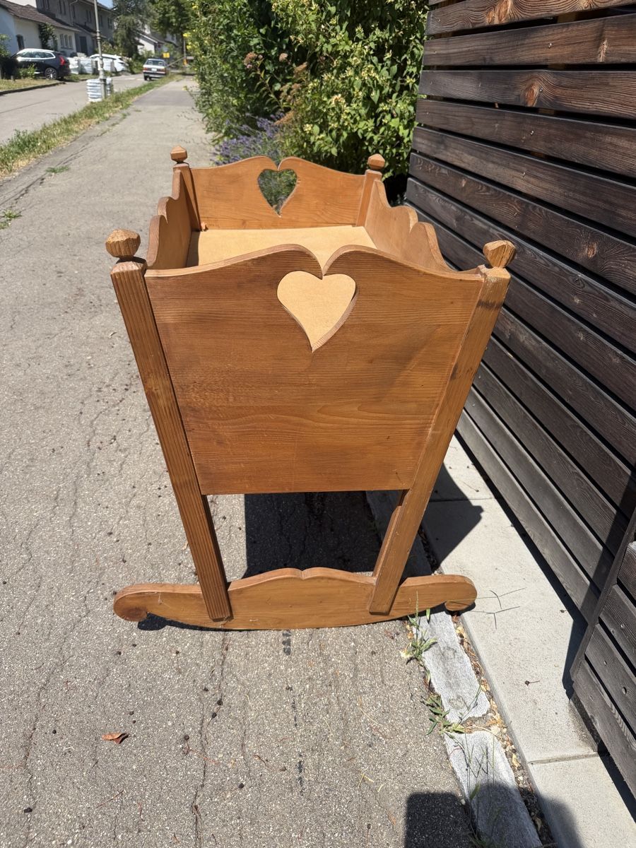 Wippen & Schaukeln: Vintage Holzwiege – Gebraucht aus Zürich von alyssa_castro