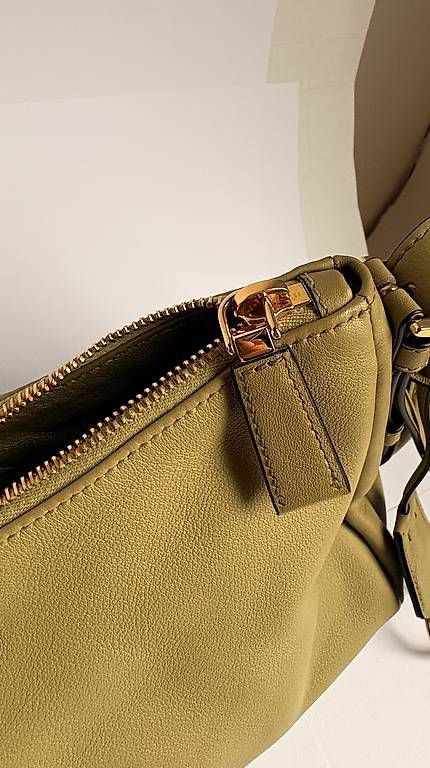 Sacs femmes: Prada Aimée medium leather shoulder bag – D'occasion à Basel par kis_g8bg 1