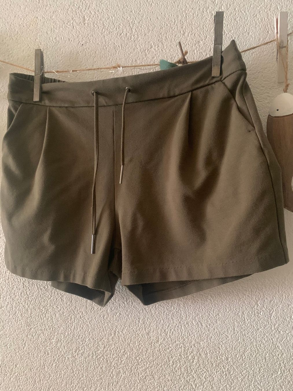 Vero Moda Pantaloni: Shorts Vero Moda, L olive – Usato da St. Gallen venduto da Miousch 2