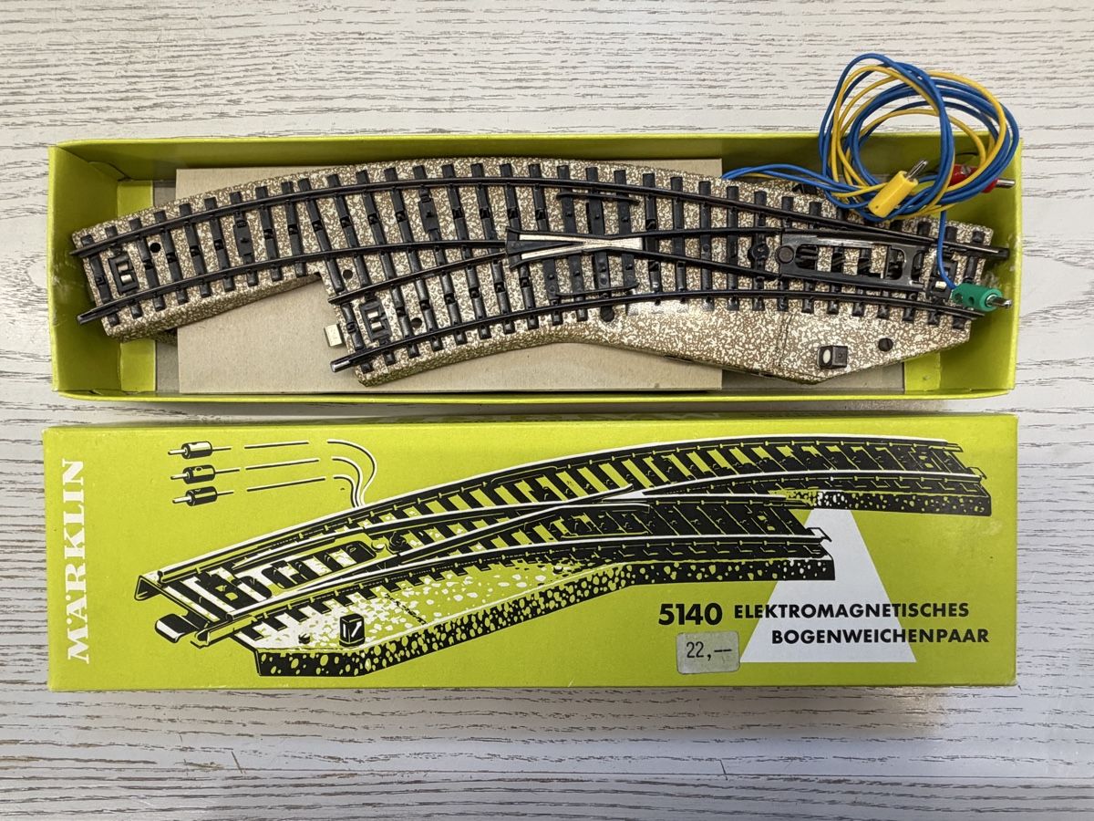 Märklin Modellini di ferrovie: Märklin 5140 Elektromagnetisches Bogenweichenpaar – Usato da Lupsingen venduto da New-Haven