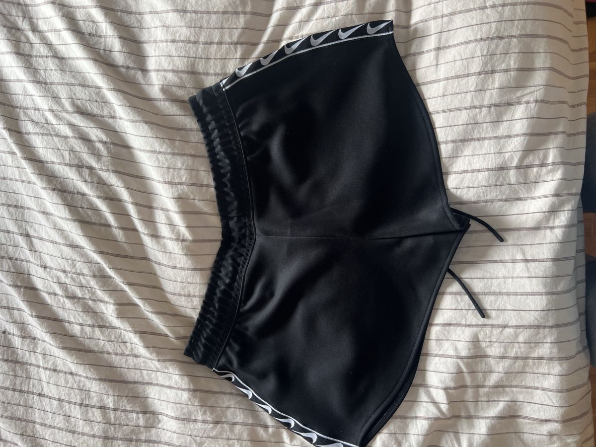 Pantaloni: Nike shorts in L – Usato da Lausanne venduto da x_g_768c 1