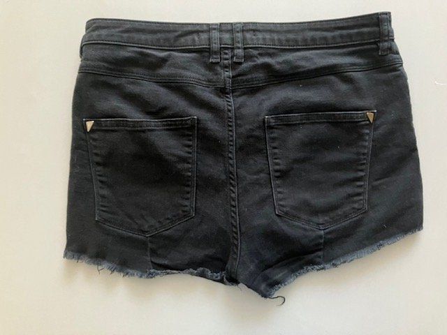 Guess Jeans: Short Guess noir été franges taille 40 – Usato da Marin-Epagnier venduto da rchouchouu 1